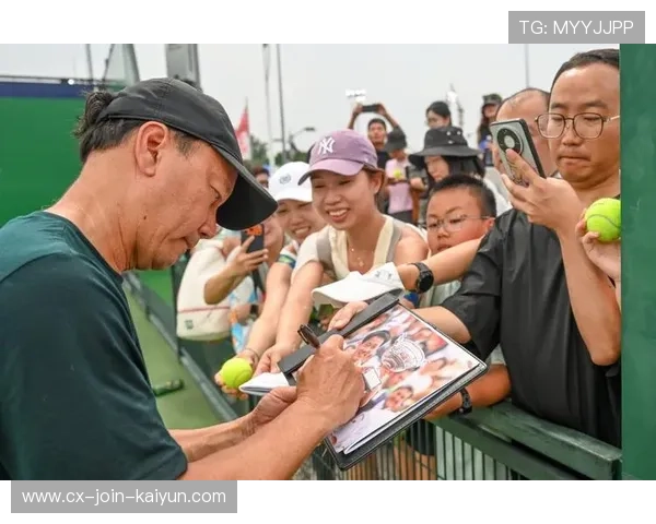 赛场外的温暖力量 球员与球迷携手共建慈善善举 赛场外的温暖力量 球员与球迷携手共建慈善善举