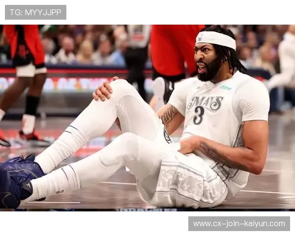 NBA球员摔倒瞬间的英雄传球：跌倒也不放弃的精神