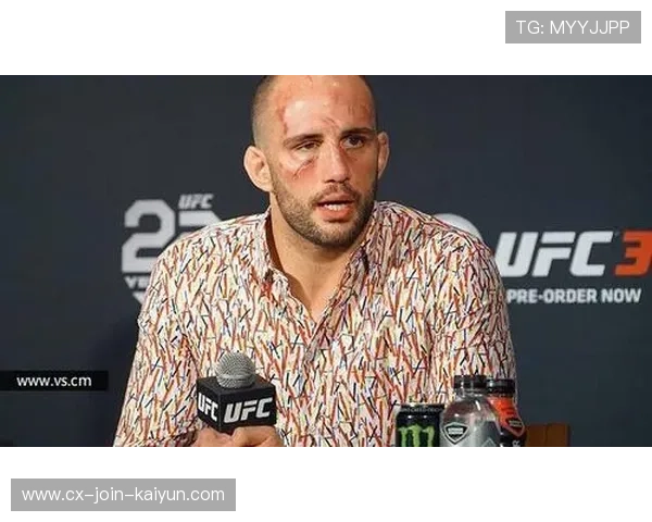 UFC开场飞膝命中，引爆尖叫——激情瞬间点燃格斗迷的心